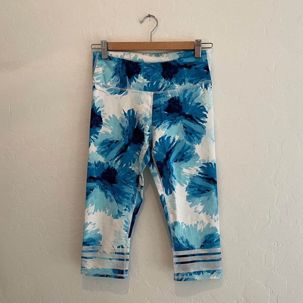 Fabletics Capri legging in blue floral XS
